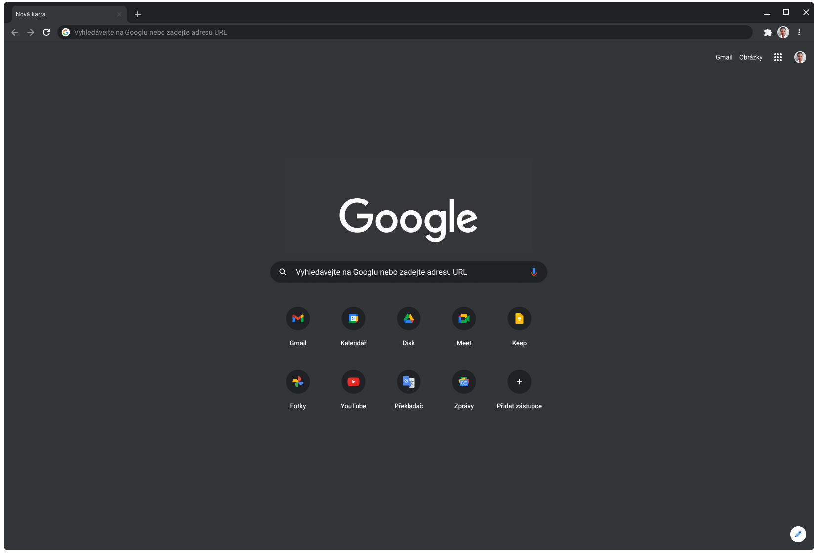 Okno prohlížeče Chrome v tmavém režimu s webem Google.com.