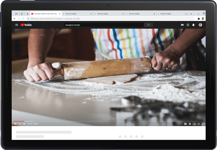 Image montrant un ordinateur portable Pixelbook affichant la vidéo d'une personne étalant de la pâte avec un rouleau à pâtisserie, et montrant la même vidéo castée sur un écran de télévision.