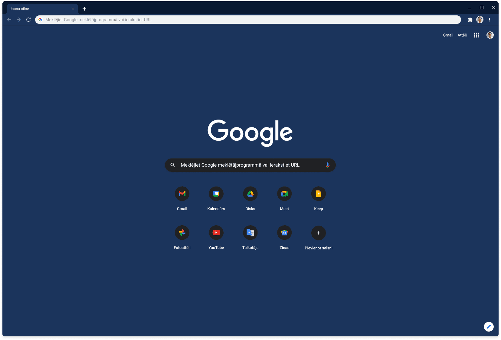 Pārlūka Chrome logā (ar tumši zilo motīvu) tiek rādīta vietne Google.com.